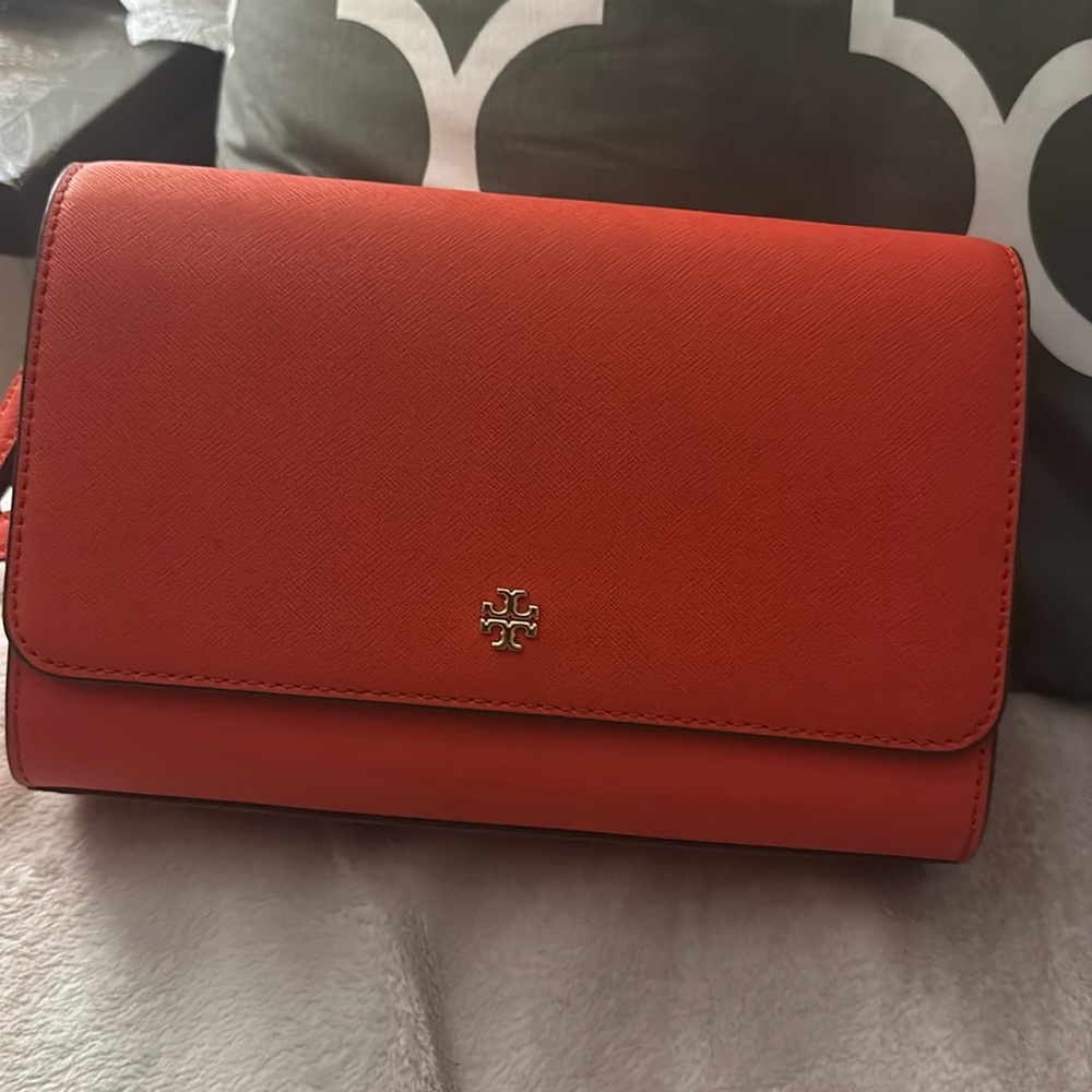 Dark orange tory burch bag use once. Is the medium crossbody adjustable straps.
